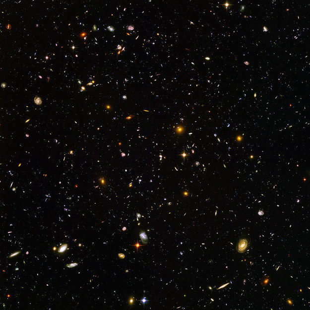 Vamos a pensar en grande. En sólo esta imagen tomada por el telescopio Hubble, hay miles y miles de galaxias, cada una con millones de estrellas, cada uno con sus propios planetas.